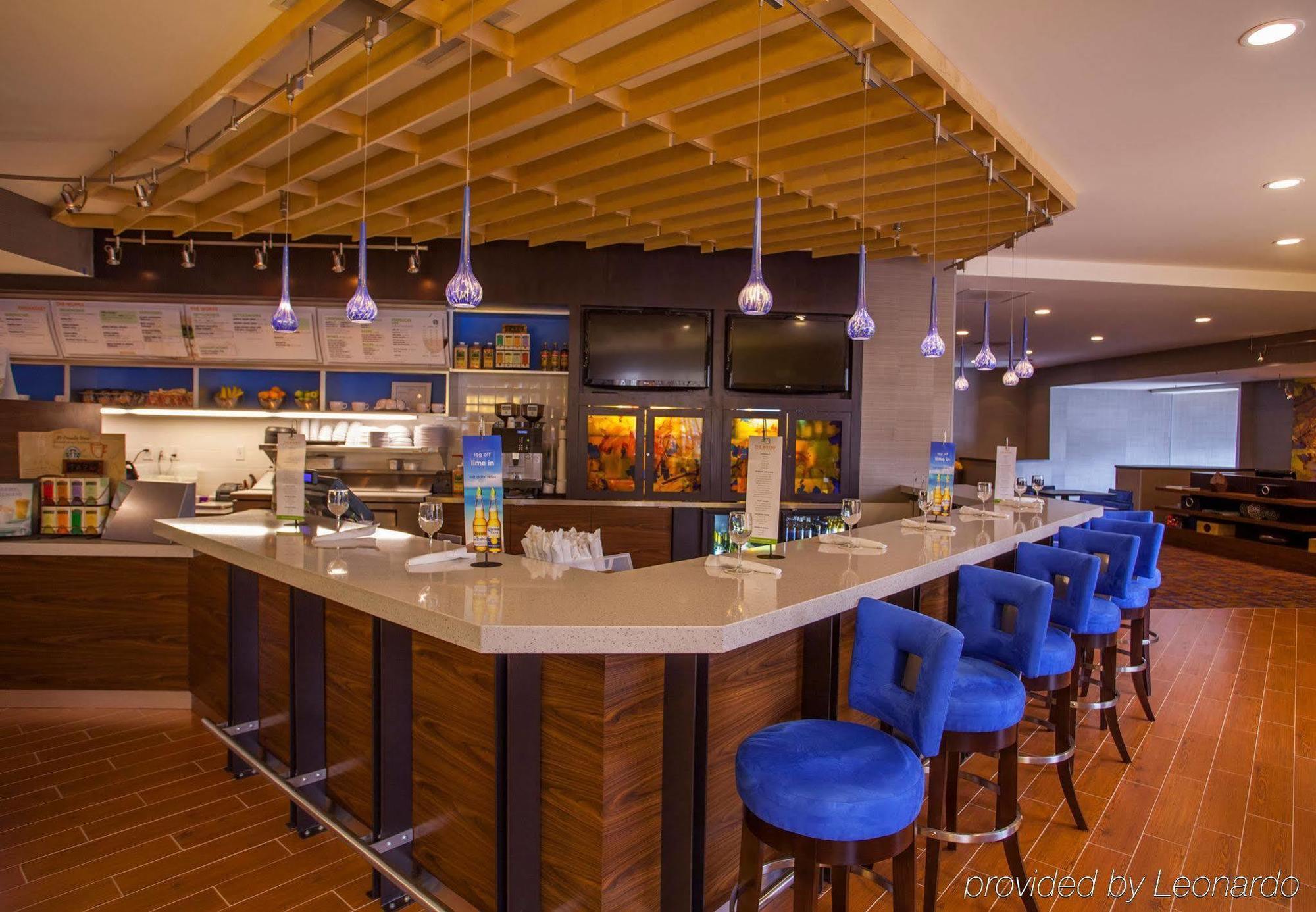Courtyard By Marriott Airport/billy Graham Parkway Hotel