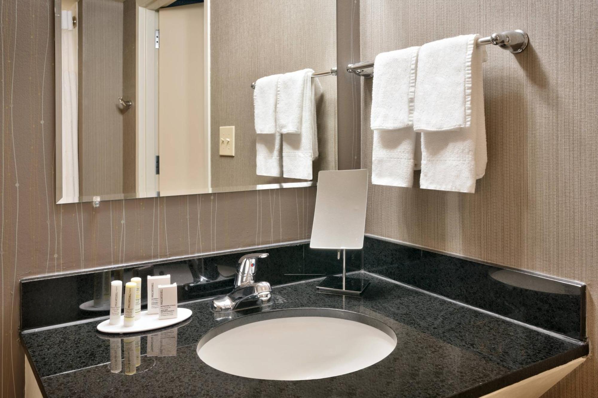 Courtyard By Marriott Airport Loso 3*