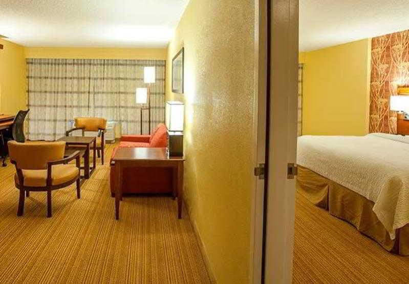 Courtyard By Marriott Airport Loso Hotel